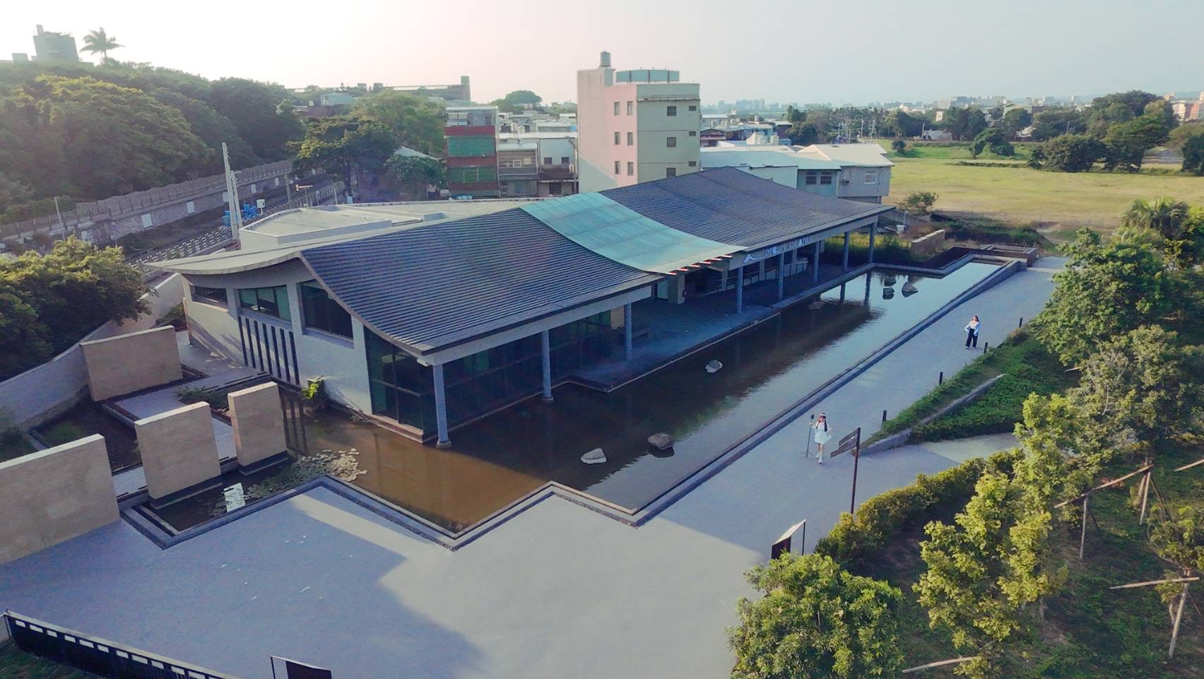 沐嶋桃園旗艦店建築與環繞水景的空拍畫面