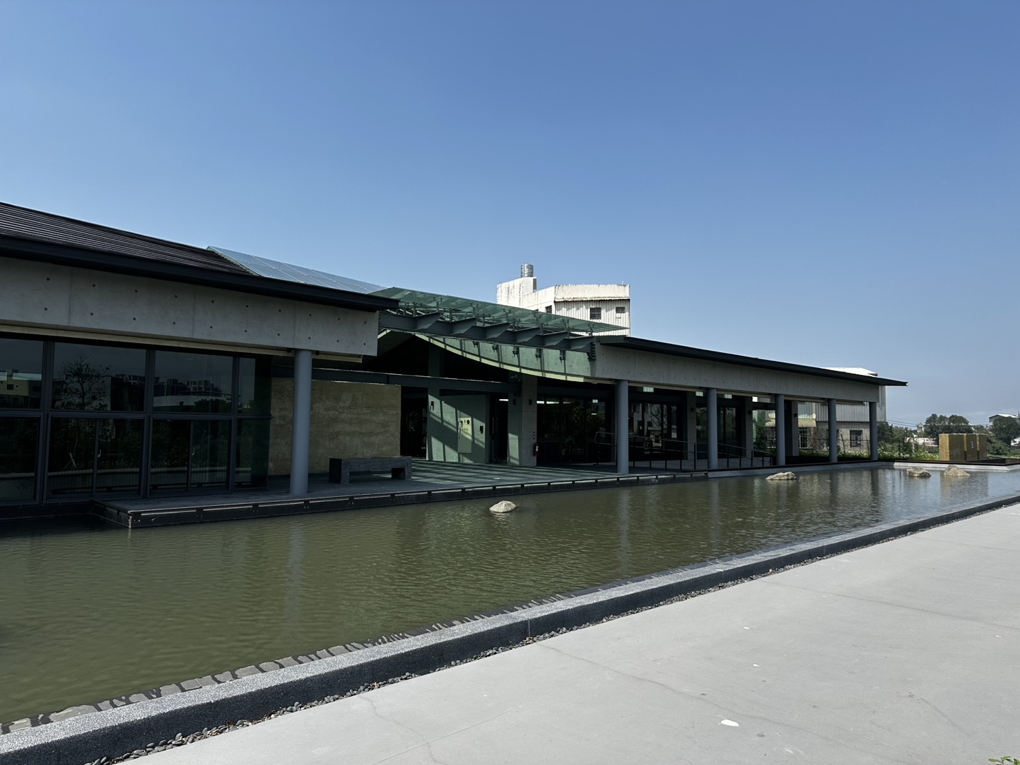 沐嶋沿著水景延伸的清水模建築