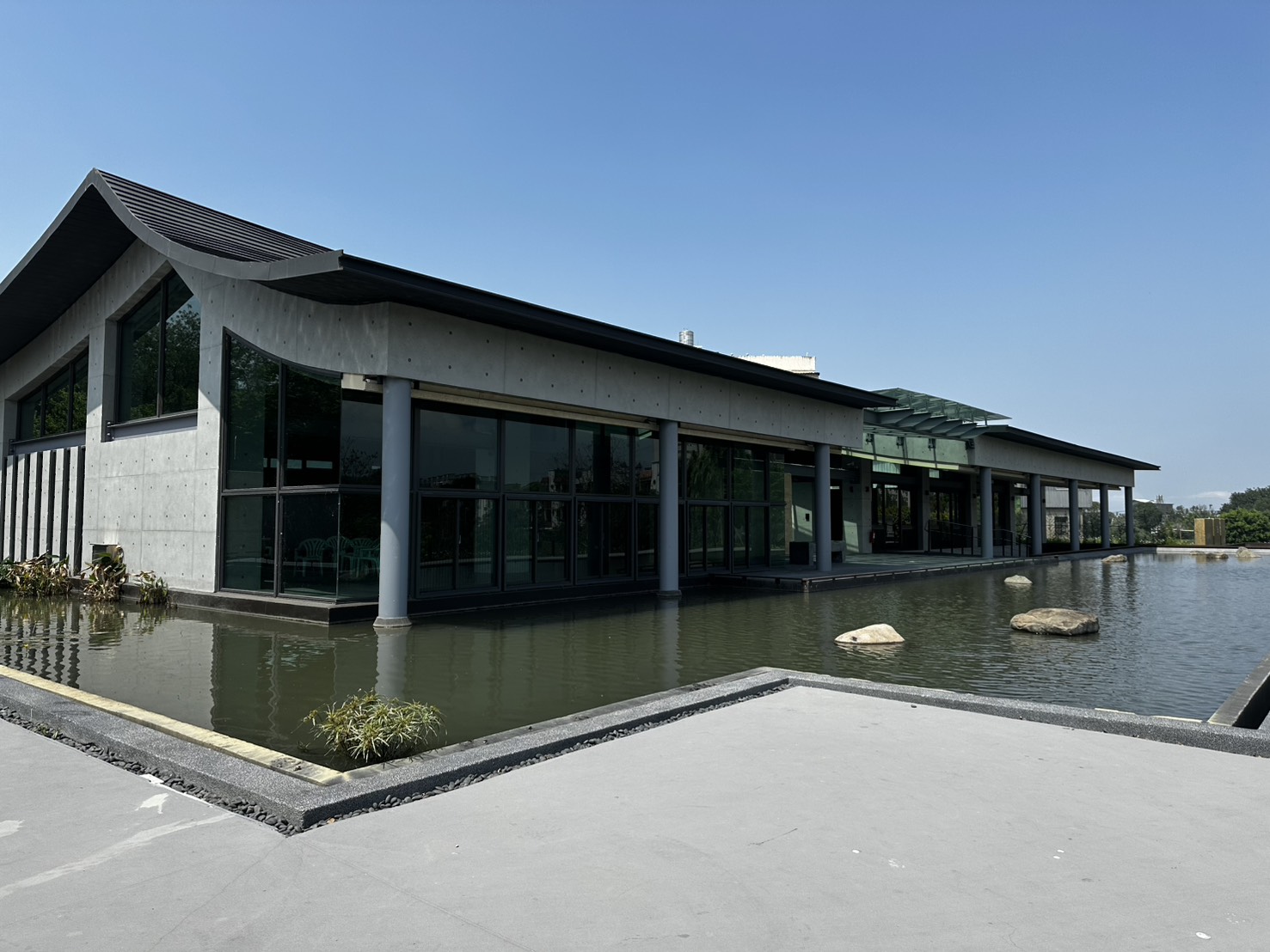 沐嶋桃園旗艦店環繞水景的建築外觀