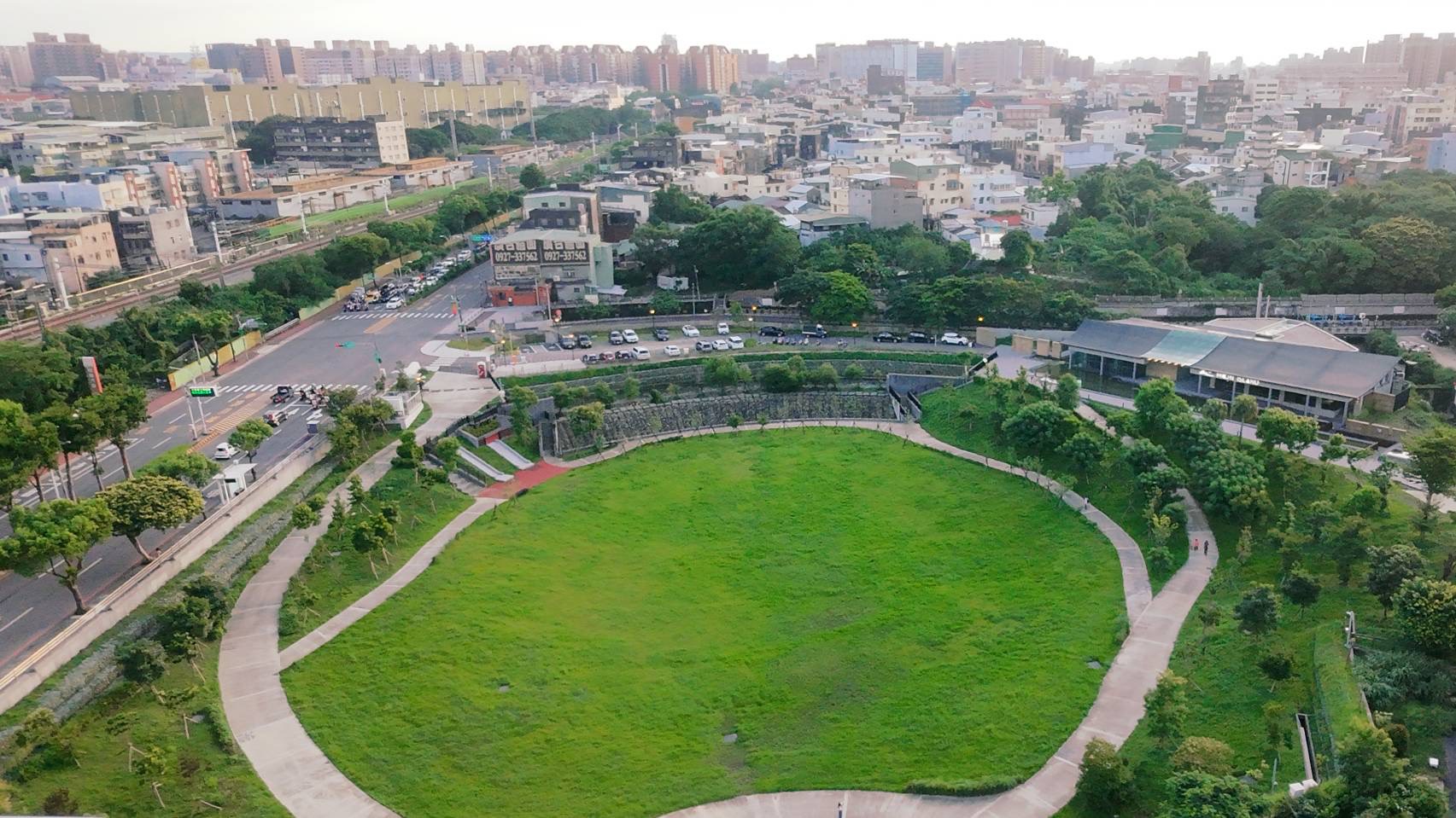 從空中俯瞰龍山生態公園、城市與沐嶋桃園旗艦店